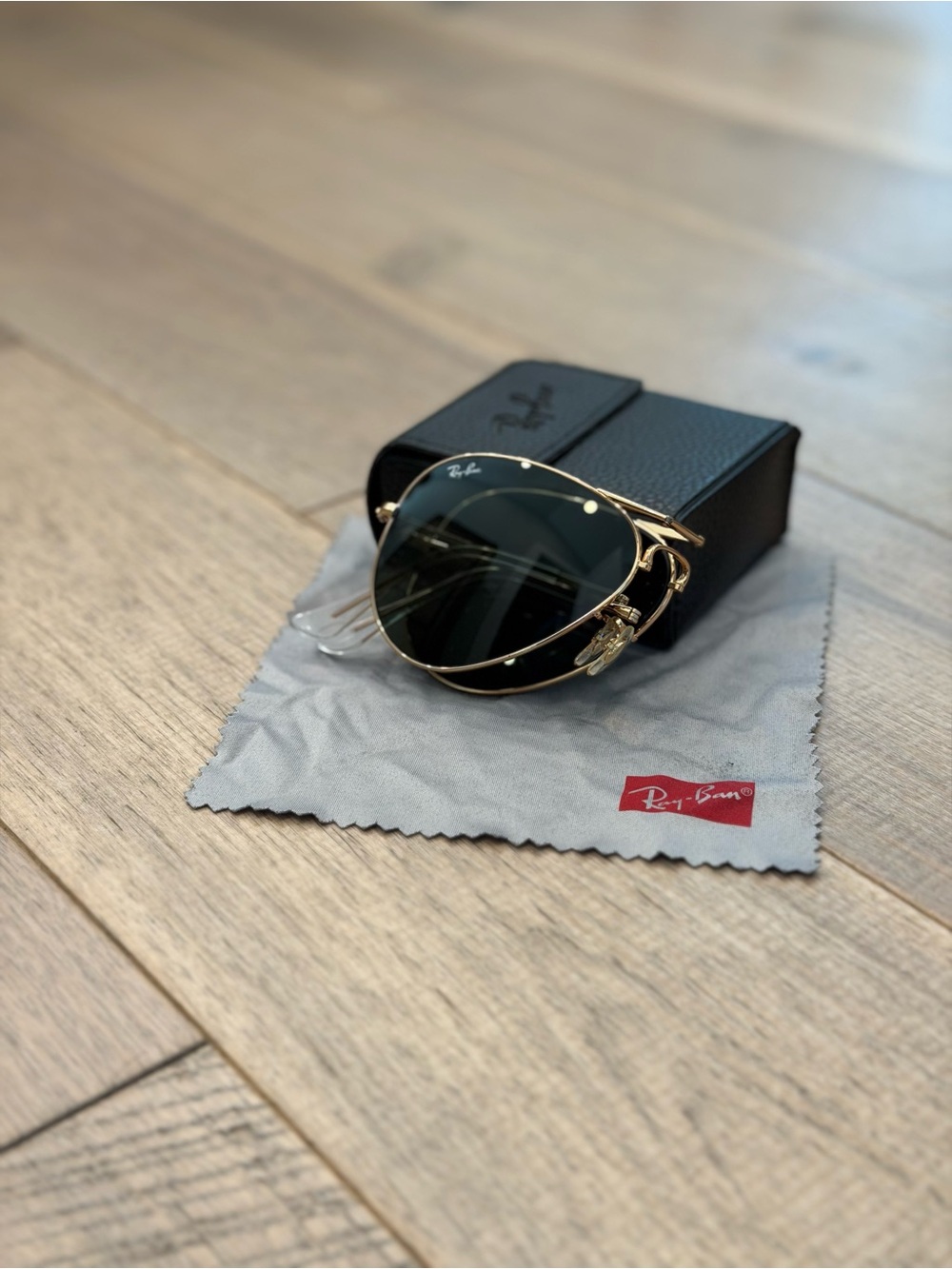 Ray-Ban Gold Frame Sunglasses with Black Lenses, foldable - Picture 3 of 3